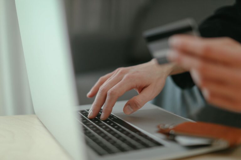 Comment assurer la protection des données des systèmes de réservation en ligne ?