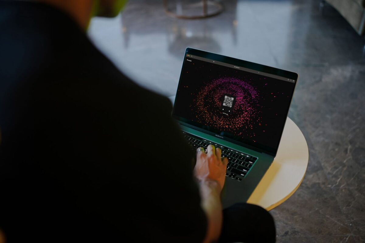 Une mise à jour oubliée exposait des millions de postes, Eye Security la neutralise